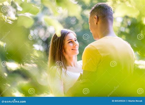 natur romance paar das im wald umarmt stockfoto bild von blätter lebensstil 84549024