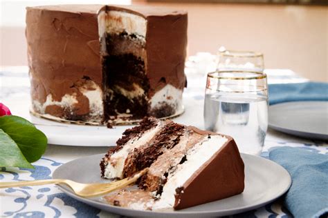 Diy Chocolate Fudge Ice Cream Cake That S Made To Impress