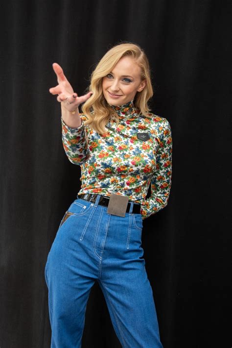 Is she married or dating a new boyfriend? SOPHIE TURNER at Dark Phoenix Press Conference in West ...