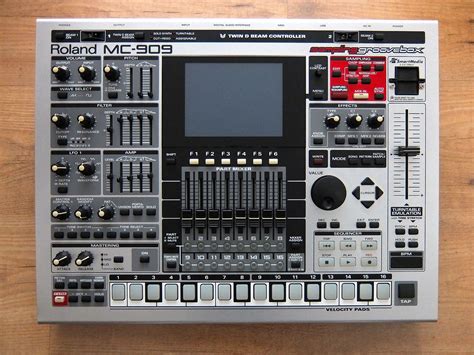 Roland MC 909 Groovebox Reverb