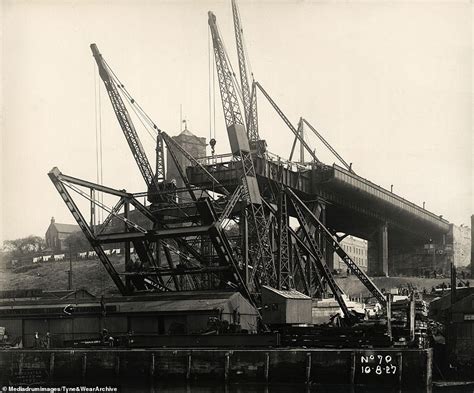 Dramatic Images Show The Construction Of The Tyne Bridge Daily Mail
