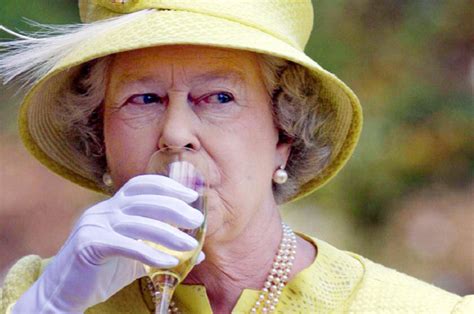Queen Elizabeth Ii Alcohol Drinking Habits Revealed Daily Star