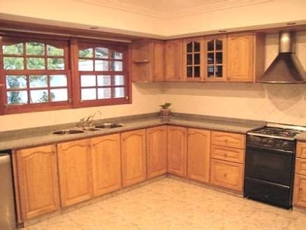 Cuando se utiliza madera la intención principal es brindar una sensación de calidez, nos hace sentir en casa sea cual sea el ambiente, pero también. Modernas cocinas de madera - Kitchen Design Luxury Homes