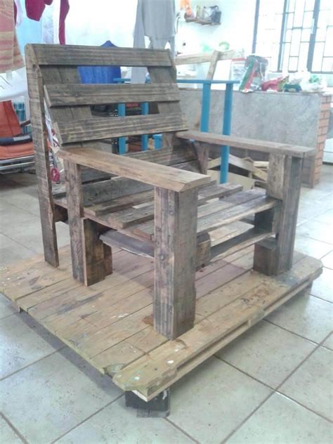 These free pallet plans will help you turn ordinary shipping pallets into something extraordinary that will look great in your home or make an awesome gift. Wooden Pallet Arm Chair - Easy Pallet Ideas