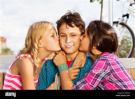 Deux Belles Filles Embrassant Un Cute Boy Smiling Photo Stock Alamy