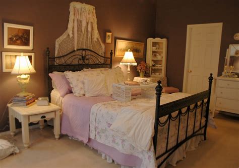 Curtains and blinds can help make the most of your sleep by blocking out sunlight, street lights and moonlight. Girl in Pink: A Purple Master Bedroom Suite for the Girl ...