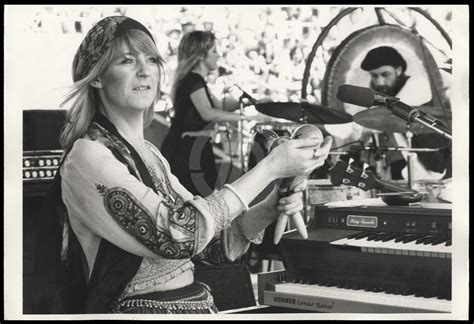 Fleetwood Mac News BEAUTIFUL 1976 SHOT OF CHRISTINE MCVIE STEVIE