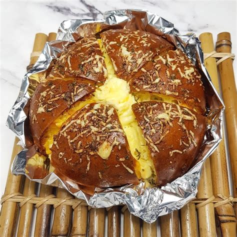 We'll usually break out the garlic bread when serving something like pasta or soups. Korean Garlic Cheese Bread Bisa Dibeli Online di 5 Tempat ...