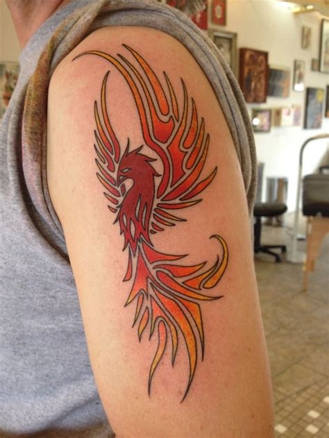 hand mit einem roten tattoo mit einem großen roten fliegenden phönix mit zwei flügeln mit roten ...