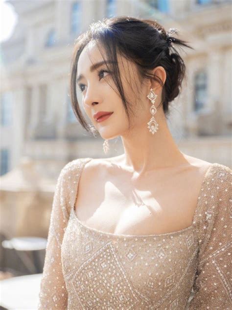 See more ideas about chinese actress, yang mi, actresses. 楊冪緊身禮服被擠爆!「360度近距離視角」炸超狂北半球 | 娛樂星聞