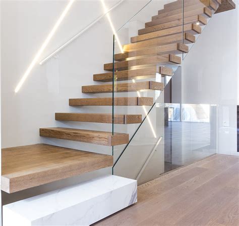 China Modern Design Wooden Glass Handrailrailing Solid Wood Staircase