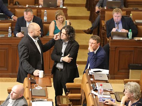 Ve sněmovně jsou i tři další nezařazení poslanci. Nedůvěra vládě | ParlamentniListy.cz - politika ze všech stran