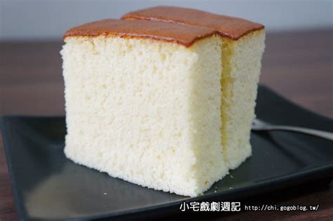 摘自： #戳链接# 戚风蛋糕是英文chiffon cake的音译名词，大家可以查一下chiffon的中文释义——如绸缎一般柔软。 所以，戚风蛋糕的口感是异常的松软，膨胀后的体积是一般蛋糕的2倍，水分高、组织膨松、味道清雅。 【台中名產】阪神本舖長崎蛋糕＊僅此一家，別無分店 - 小宅戲劇週記