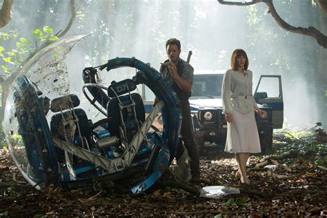Bryce Dallas Howard And Chris Pratt In Jurassic World Fallen Kingdom