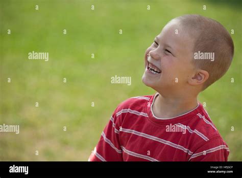 Lachender Junge 5 Jahre Lachender Junge Im Porträt Stockfotografie