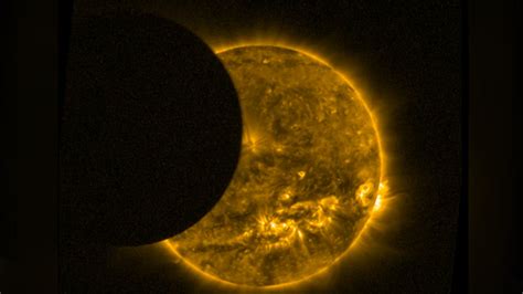Eclipse Parcial De Sol Es Captado Desde El Espacio Y El Video Es