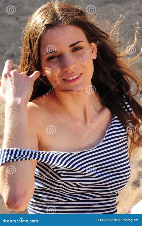belle jeune fille nue de brune sur la plage photo stock image du tony fille 142607378