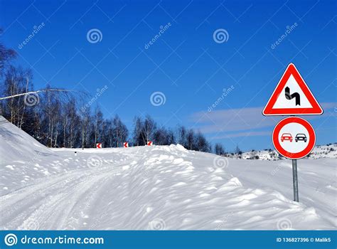 Curva E Neve Do Perigo Foto De Stock Imagem De Nave 136827396