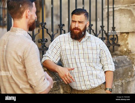 Dos Hombres Están Conversando En La Calle Fotografía De Stock Alamy