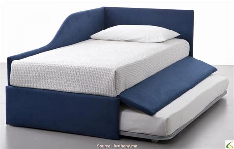 Quando è coperto dalla fodera, questo letto ottomano per ospiti è l'ideale da usare come poggiapiedi o tavolo occasionale. Pouf Vallentuna Ikea - Test
