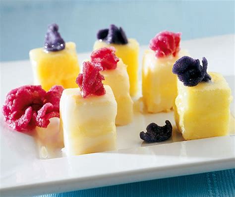 Und kuchen, denke ich, wird es kaum jemanden, der nicht gerne isst einen kuchen sein. Petits Fours | Rezept | Lebensmittel essen, Kaffee und ...