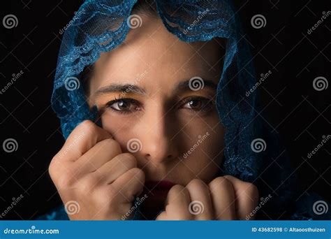 Ritratto Del Medio Oriente Della Donna Che Sembra Triste Con Lartista Blu Del Hijab Fotografia