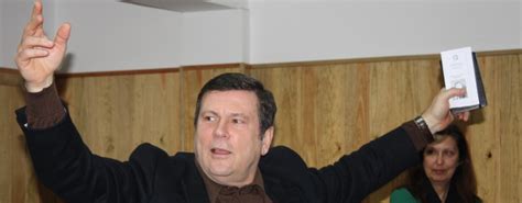 É um poeta , ficcionista , dramaturgo, autor de obras de pedagogia e de investigação pediográfica. António Torrado e João Tordo nas escolas de Barcelos ...