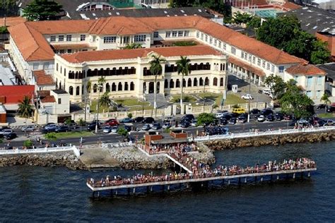 Santos is the core city of baixada santista, a coastal metropolitan area with 1.6 million people, and contains the most important port in south america. Santos - SP - Guia do Turismo Brasil