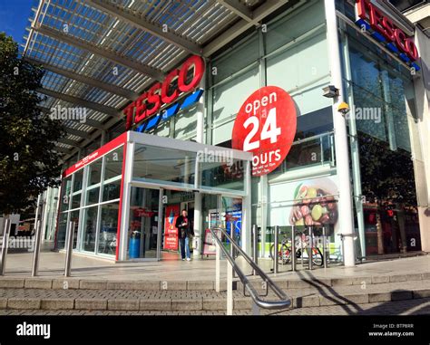24hr Supermarket Opening At Tesco In Kensington London Stock Photo Alamy