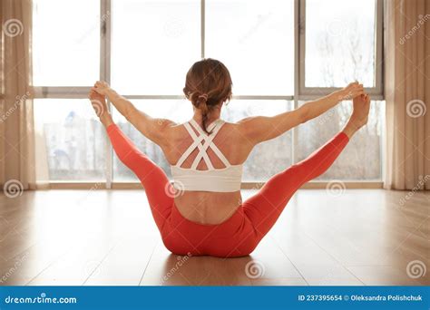 Mujer Madura Practicando Yoga Foto De Archivo Imagen De Mujer