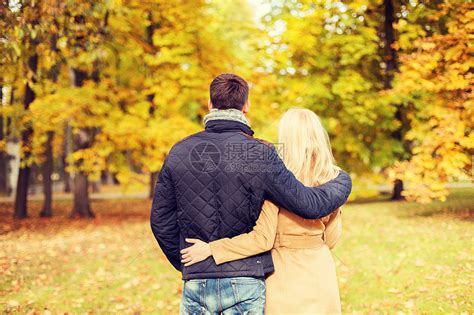 爱关系家庭人的夫妇拥抱秋天公园高清图片下载 正版图片300676032 摄图网