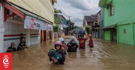 Indonesia Death Toll From Floods Landslides Climbs To 68 Rnz News