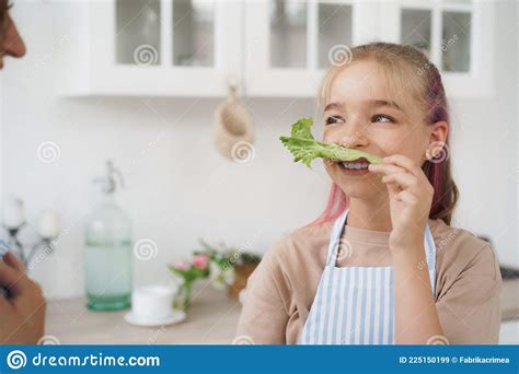 Moeder En Dochter Spelen En Plezier Hebben Met Groenten In De Keuken