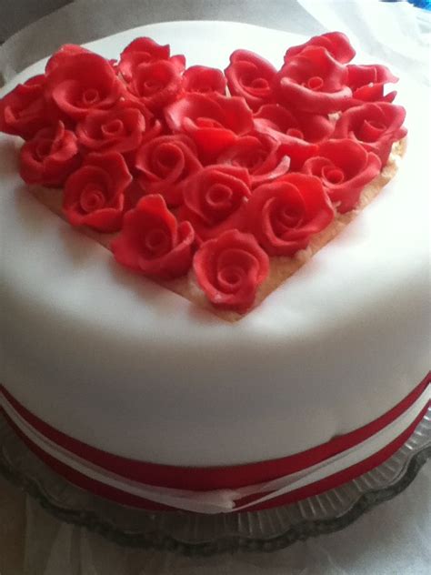 The rating is not for the taste but for putting the cake together. Roses in the shape of a heart sponge cake filled with jam ...