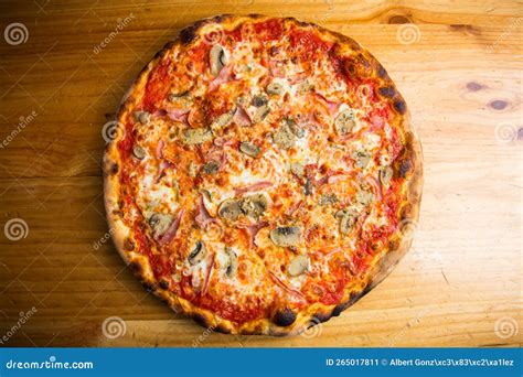 Pizza Aux Champignons Pizza Napolitaine Avec Sauce Tomate Jambon De