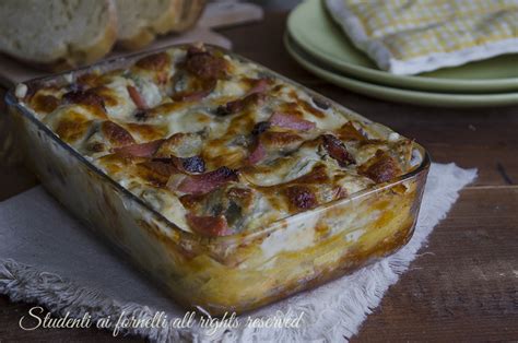 Scopri la ricetta per preparare delle saporite lasagne con carciofi! Lasagne carciofi e speck con formaggi, ricetta