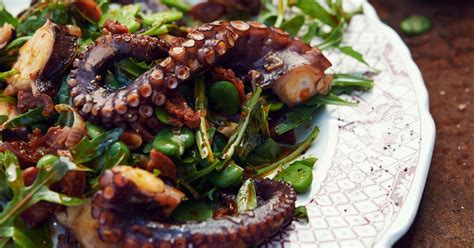 Tentacules de poulpe avec roquette fèves et chorizo