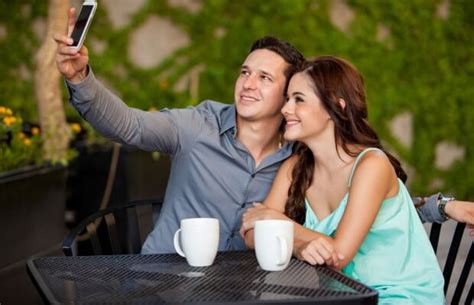 casal tirando selfie irresistí br