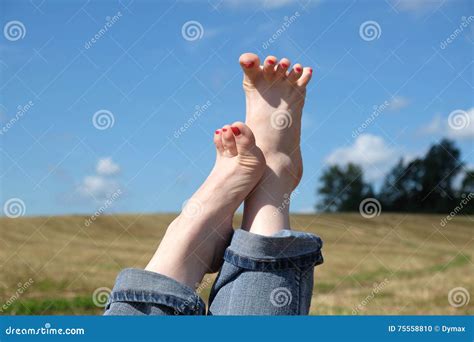 Weibliche Bloße Füße Mit Roten Nägeln Gegen Sommer Gestalten Landschaftlich Stockfoto Bild Von