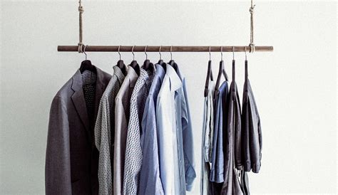 (= carácter) → nature, disposition de fondo jovial → of cheery o cheerful disposition. Crea un fondo de armario como las reinas de Youtube - Cosmo TV