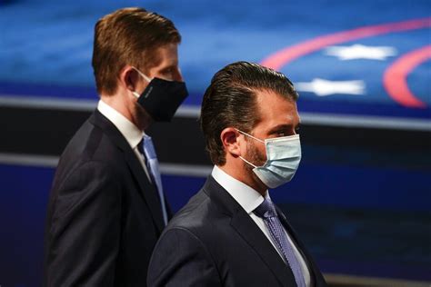 اعترف الرئيس الأمريكي دونالد ترامب يوم الخميس وللمرة الأولى، بأن جو بايدن سيكون الرئيس القادم للولايات المتحدة، وذلك بعد يوم من اقتحام أنصار ترامب لمبنى الكونجرس. عائلات مثيرة للجدل لمرشحي الرئاسة الأميركيّة: الأول كثير ...
