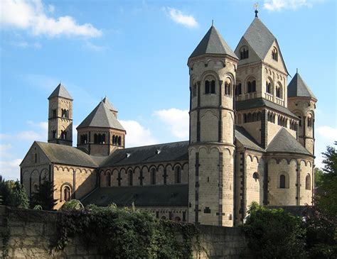 From earthen mounds to blobism, learn about important architectural styles and periods through the ages. Romanesque architecture - Wikipedia
