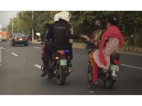 ڈولفن پولیس اہلکار نے موٹر سائیکل سوار خاتون کا ہاتھ پکڑ لیا موٹر سائیکل خراب ہونے کی وجہ سے