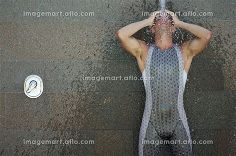 シャワーを浴びる男性の写真素材 [129059478] イメージマート