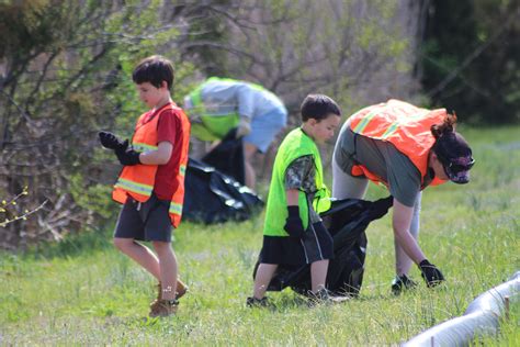 2015 05 03 Volunteers Picking Up Trash The Wetlands Institute