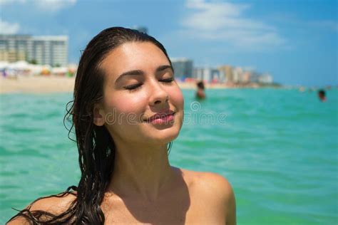 belle fille à la plage photo stock image du hispanique 40947192