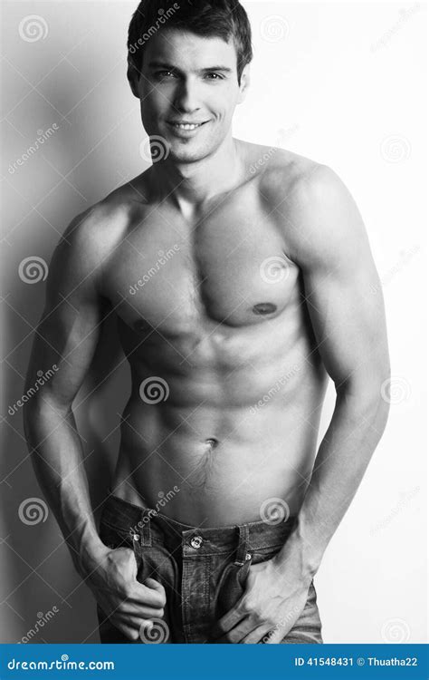 Hübscher Muskulöser Kerl Mit Dem Nackten Torso Stockbild Bild Von Stattlich Gesundheit 41548431