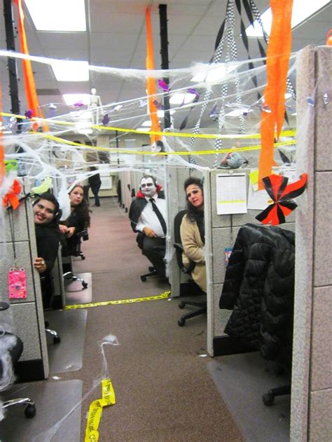 All homes are to become haunted during the upcoming halloween celebration yet frighting and unbelievable will be only the one in which the owner truly played his part and to emphasize on the right ambiance a selection of creative eerie haunted house ideas has been curated, one spookier than the other. 18 Halloween Decorations for Work Ideas - Decoration Love