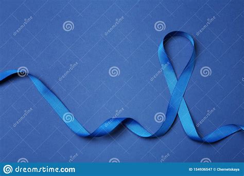 Blue Ribbon En El Fondo Del Color Visi n Superior Conciencia Del Cáncer De Colon Imagen de