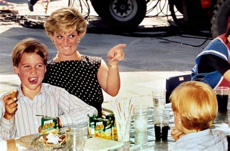 © imago/future image international prinz harry (l.) mit seinem bruder prinz william, dessen ehefrau herzogin kate und den kindern prinzessin charlotte und prinz george. So noch nie gesehen: Seltene Bilder von Lady Diana (†36 ...